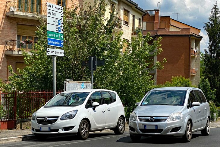 ともに2代目の「オペル・メリーヴァ」（左）と「オペル・ザフィーラ」（右）。2020年5月シエナで撮影。