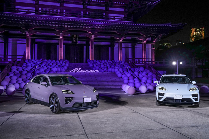 東京・増上寺で行われた新型「ポルシェ・マカン」のローンチイベントで、会場に展示された「マカン4」（写真左）と「マカン ターボ」（同右）。