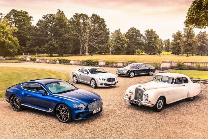 2017年に発表された最新世代の「コンチネンタルGT」（写真左）と、そのルーツされる「Rタイプ コンチネンタルH.J.マリナー スポーツサルーン」（写真右）。