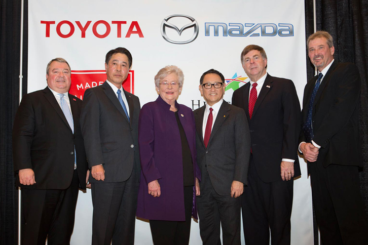 記者会見に臨んだ関係者。写真左から2人目がマツダの小飼雅道社長で、4人目がトヨタの豊田章男社長。