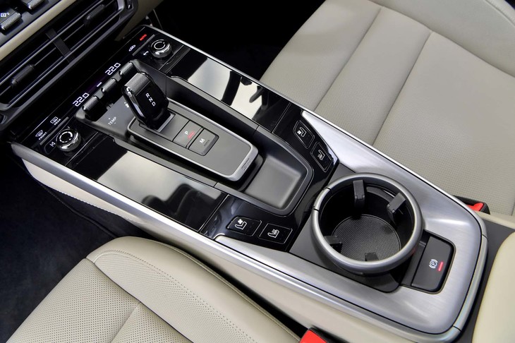 センターコンソールには、小ぶりなATのシフトレバーが据えられている。パーキングブレーキは電動式となる。