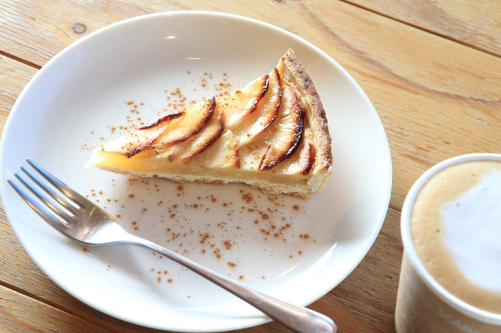 スムージーだけではお腹が膨れないので、りんごのタルトとカフェラテもオーダー。南房総の海を眺めながら、ゆったりとくつろがせてもらった。