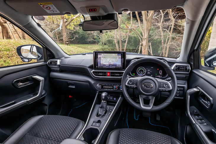 「ロッキー プレミアムG HEV」のインストゥルメントパネルまわり。今回の試乗車は、販売店オプションの「9インチプレミアムメモリーナビ」が選択されていた。