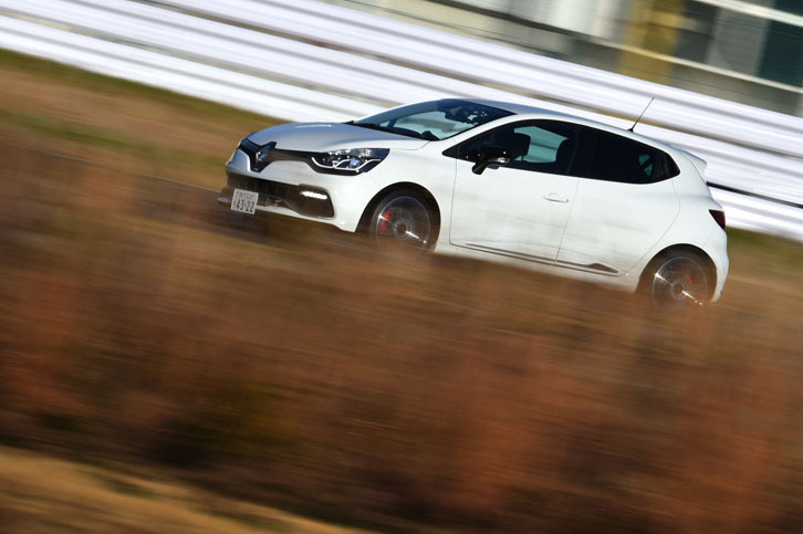 「ルーテシアR.S.トロフィー」は、最高出力で20ps、最大トルクで2.0kgm、標準的な「ルーテシアR.S.」より上乗せされている。