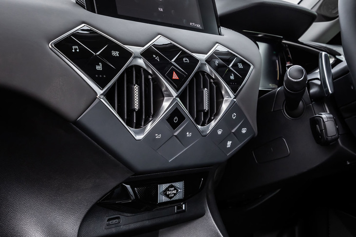 ひし形を5つ組み合わせたインストゥルメントパネルデザインは、「DS 3クロスバック」でのみ採用されるもの。その下に、クル・ド・パリ（ギョーシェ彫り）のエンジンスタータースイッチも配置されている。