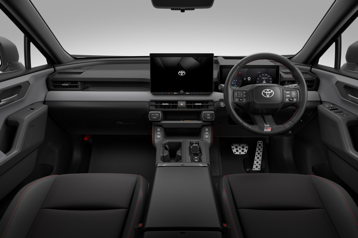 専用フロントコンソールサイドニーパッドや専用アルミペダル（アクセル／ブレーキ）が採用される「RAV4 GRスポーツ（PHEV）」のインテリア。