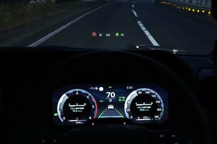 特殊な車体構造の「ランドクルーザー“250”」だが、レーダークルーズコントロールやレーンキーピングアシストといった運転支援システムの作動に違和感はない。「ZX」には、渋滞時のハンズオフ走行を可能とする、「トヨタチームメイト［アドバンストドライブ（渋滞時支援）］」も、標準で採用される。