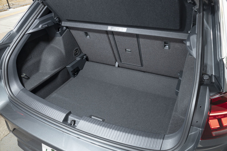 445リッターという広い荷室容量も「Tロック」の特徴。可動式のフロアボードは利便性が高く、写真のように“深底”にもできる。また荷室の側壁には、床下に物を収納する際にフロアボードを開けた状態で固定できるフックも備わっている。