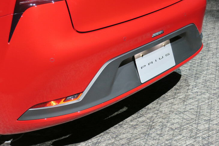 トヨタ・プリウス2.0L HEVプロトタイプ（リアバンパー）