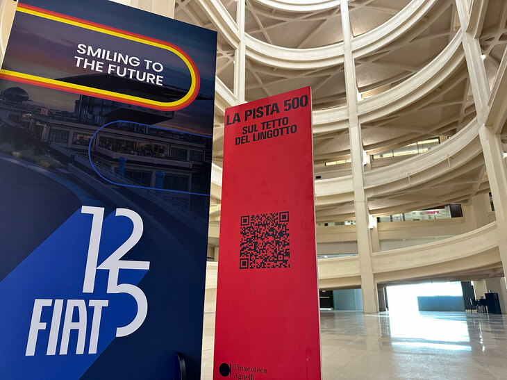 かつて旧リンゴット工場の各階をつないでいたスロープ。2024年にはフィアットの創業125周年の告知用プレートが掲げられた。