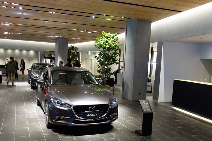 モノトーンをベースとしながら、木の質感も生かした内装。建築家の谷尻氏によれば、グレーの壁が木とブラックのまとめ役となるのだとか。