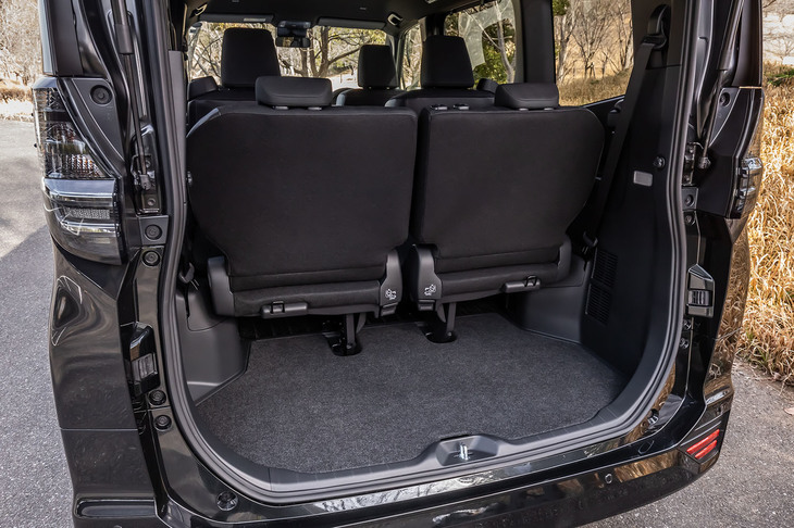 3列目シートを使用した際の荷室の様子。床下に「スーパーラゲージボックス」と呼ばれる容量104リッター（スペアタイヤ非搭載時）のサブトランクが設置されている。この容量は、ガソリン車でもハイブリッド車でも変わらない。