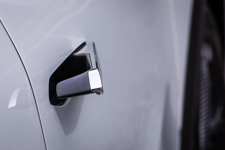 キーを持った人物が車両から3m以内の距離に近づくと検知、1.5m以内に近づくと自動解錠される格納式の「リトラクタブルドアハンドル」を採用。解錠状態で3分間放置された場合や、キーが車両から2m以上離れた際には自動で施錠する。