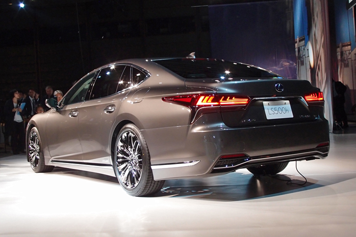 「LS500h」のリアビュー。全長は先代比で15cmほど長くなる。