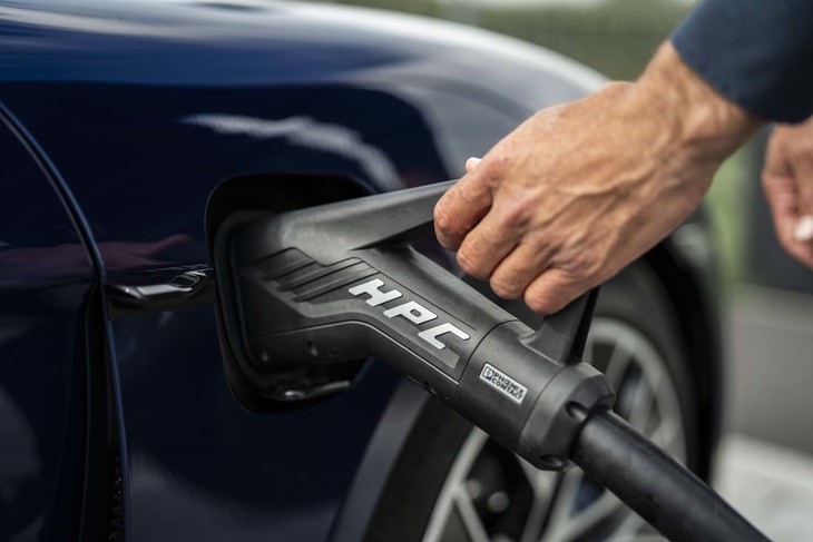 「ターボ」と「ターボS」には総容量93.4kWhの駆動用リチウムイオンバッテリーが搭載される。最大で270kWの高出力充電に対応している。