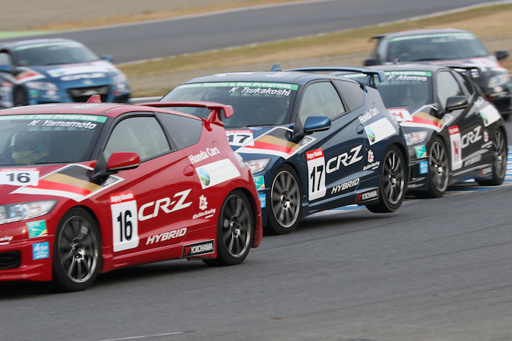最速のHondaドライバー／ライダーは誰？ 「CR-Z」でナンバーワンを決めるエキシビションレース。遊びのはずが、かなり本気の走りに（笑）。