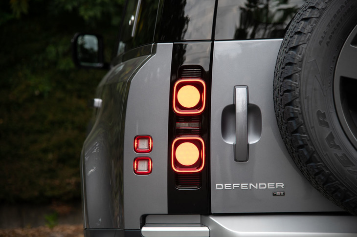 1948年登場の「ランドローバー シリーズI」を起源とする「ディフェンダー」。その車名は、“ブランドの始祖”という立ち位置や、積み重ねてきた歴史の長さ、高い悪路走破性能により、ランドローバーの象徴となっている。
