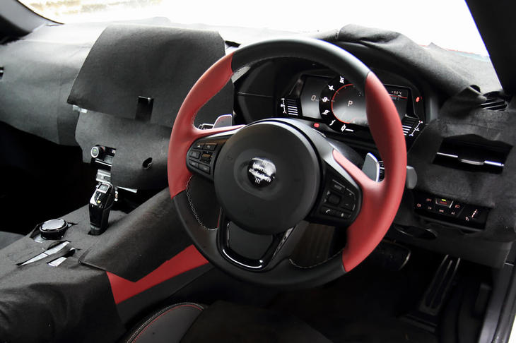 インテリアはご覧の通り。カムフラージュに隠された外観も同様だが、デザインについてはデトロイトモーターショーを乞うご期待である。