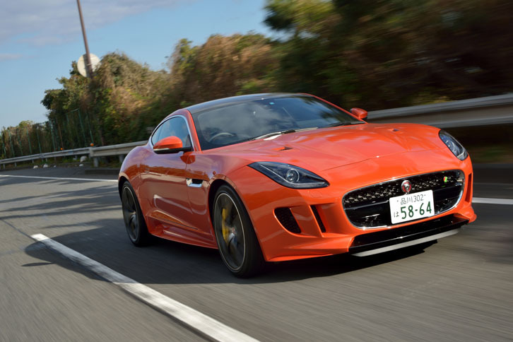 足まわりはハードなセッティング。したがって乗り心地もそれなりにハードだ。しかしボディーの剛性感が高く、その硬さがまったく不快に感じられない。（写真＝峰 昌宏）