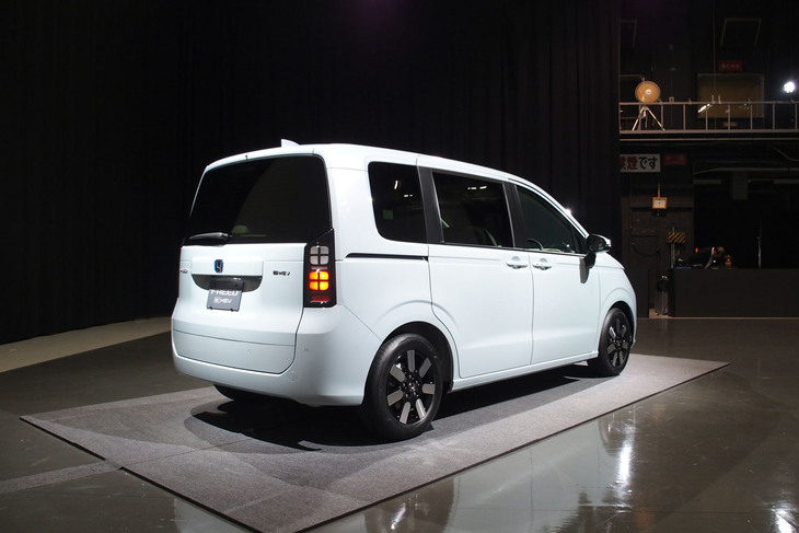 新型「フリード」のボディーサイズは全長×全幅×全高＝4310×1695×1755mm、ホイールベース＝2740mm。従来型比で全長が45mm延ばされている。