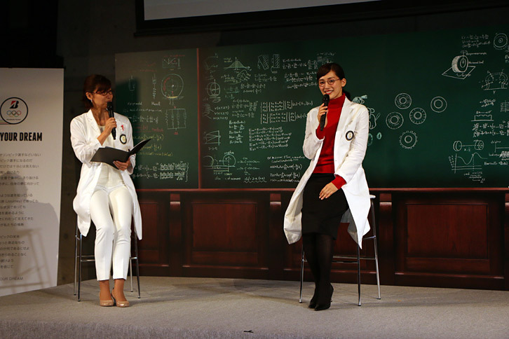 「ちゃんと買い」を心がけてほしいと、タイヤ選びの大切さをアピールする綾瀬はるかさん。