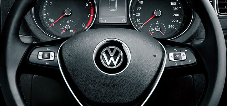 レザー3本スポークマルチファンクションステアリングホイール（オーディオコントロール付き）