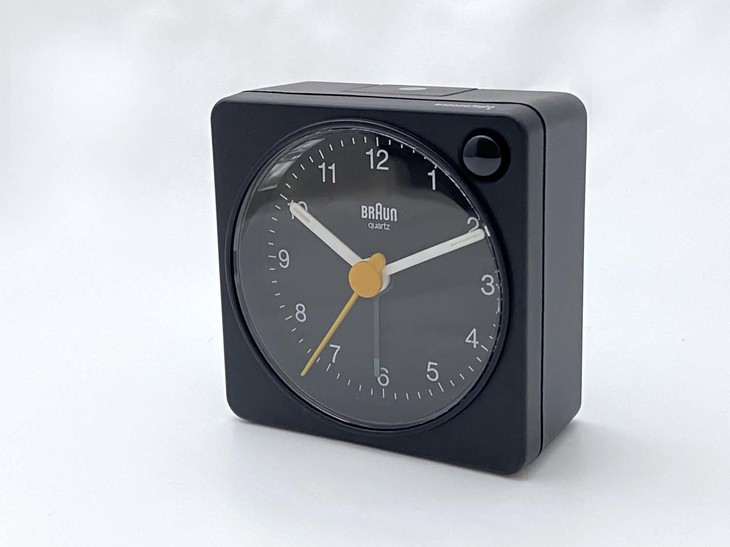 「ブラウンBC02XB」。デザインに加え、秒を刻む音がほとんど聞こえないのも秀逸。