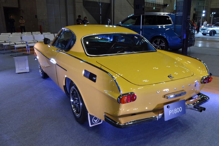 テールフィンの美しい「P1800」のリアスタイル。「エンジンも組み直し、調子は最高です！　昨年手に入れて、すでに3000kmを走破しました」と木村社長。