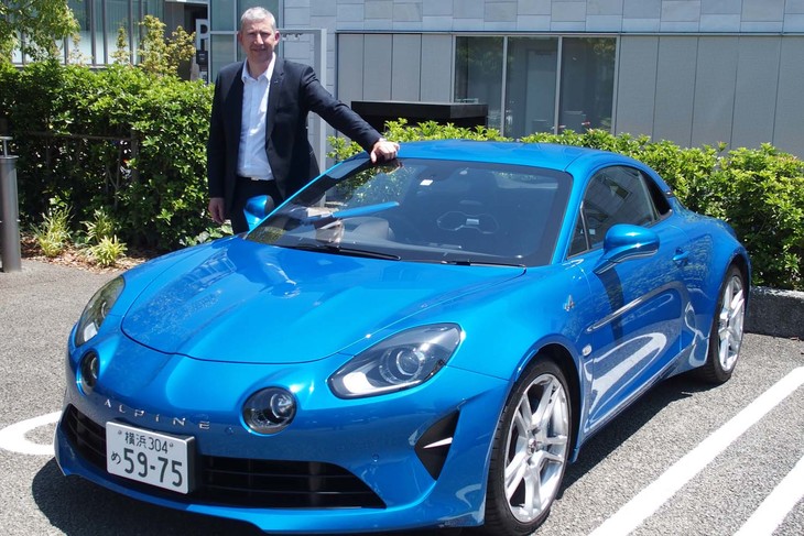 最新の「A110」とジャン‐パスカル・ドゥース氏。