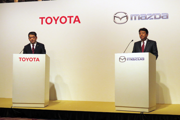 記者会見の後半では、トヨタの寺師茂樹副社長とマツダの丸本 明副社長が質疑応答に対応。今後のトヨタとマツダの関係に関する質問に対しては、丸本氏は「今回の提携はブランドの独自性と経営の自主独立性を大前提としている」と、寺師氏は「トヨタとマツダは“同志”であり、傘下に入る、グループに入るという認識ではない」とそれぞれ回答し、両社の関係が対等であることを強調した。