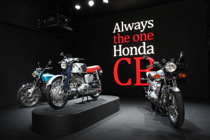 「ベンリイCB92スーパースポーツ」（中央）に始まる「CBヒストリーシアター」の一部。