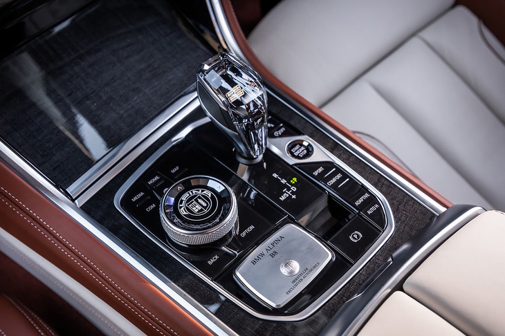 レーザー刻印でアルピナのエンブレムをあしらったクリスタル仕様のiDriveコントローラーや、シリアルナンバー入りの車名プレートなどがセンターコンソールパネルに配置されている。