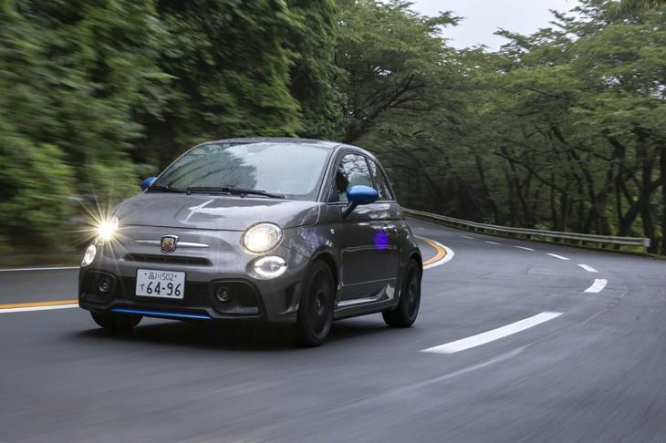 【アバルト595 F595】
	ボディーサイズ：全長×全幅×全高＝3660×1625×1505mm／ホイールベース：2300mm／車重：1120kg／駆動方式：FF／エンジン：1.4リッター直4 DOHC 16バルブ ターボ／トランスミッション：5段MT／最高出力：165PS（121kW）/5500rpm／最大トルク：230N・m（23.5kgf・m）/2250rpm／タイヤ：（前）205/40ZR17 84W XL／（後）205/40ZR17 84W XL（ピレリPゼロ ネロ）／燃費：14.2km/リッター（WLTCモード）／価格：422万円
	
	【取材時の燃費データ】
	テスト距離：283.2km（市街地1：高速道路7：山岳路2）／使用燃料：29.2リッター（ハイオクガソリン）／参考燃費：9.7km/リッター（満タン法）／10.4km/リッター（車載燃費計計測値）