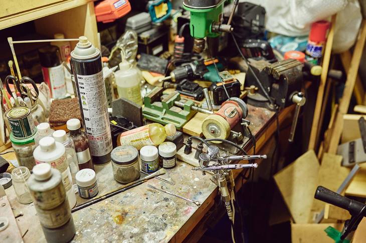 プラモデルの塗装は工作室から十数歩で移動できるガレージの一角で行う。バイスやボール盤は奥へ追いやられ（？）、最近は塗装のためのエアブラシの稼働率が高そうだ。