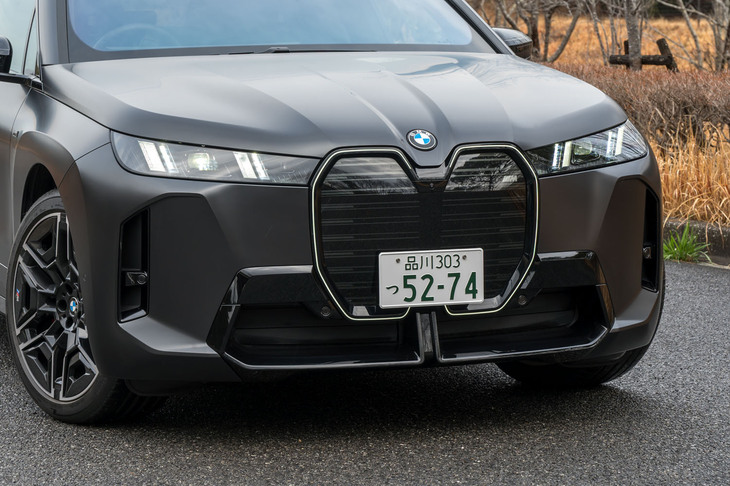 改良型「iX」は、新デザインのバンパーや縦型のデイタイムランニングランプが大きな特徴。各所にブラックパーツを用いることで、全体的にはより精悍（せいかん）なイメージとなった。