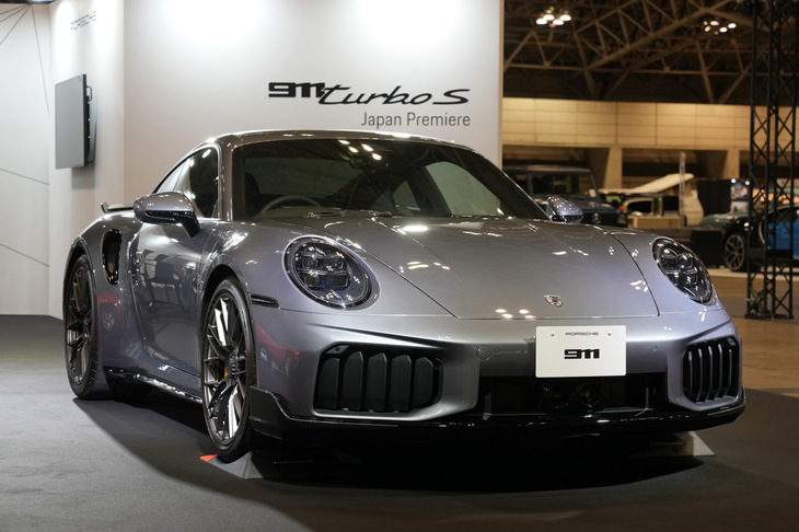2025年9月に発表された、最新の「911ターボS」。「911 GTS」ゆずりのハイブリッド技術が取り入れられており、システム最高出力711PS、システム最大トルク800N・mを発生する。