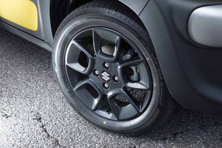 タイヤサイズは175/60R16。「イグニス」にも使用されるダブル5スポークのアルミホイールが標準装備される。