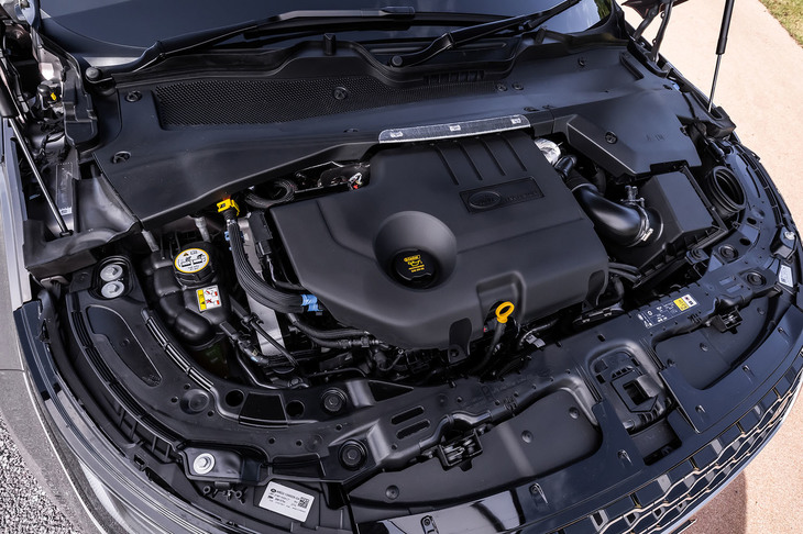 最高出力204PS、最大トルク430N・mを発生する「D200」の2リッター直4ディーゼルターボエンジン。減速時の運動エネルギーをバッテリーに充電し活用する、スマートリジェネレーティブチャージングシステムを組み合わせている。