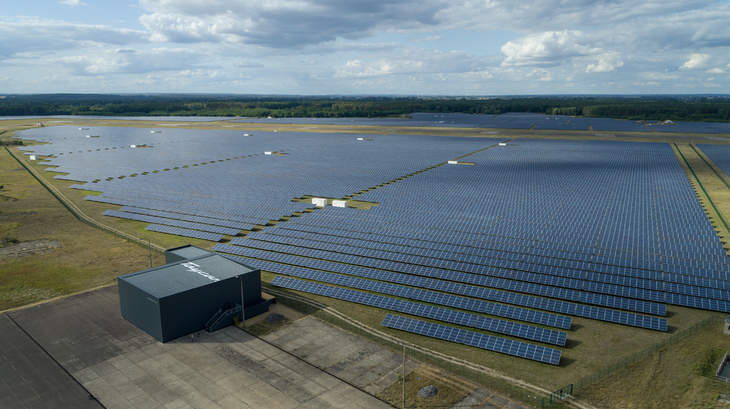 ドイツ会場はベルリン近郊、ノイハルデンベルクの太陽光発電所に設置された。