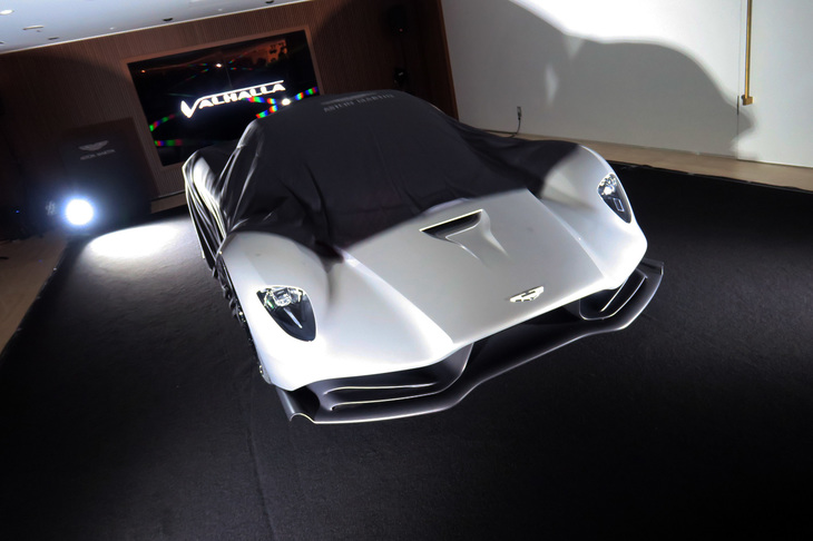 アンベールされる「アストンマーティン・ヴァルハラ」。