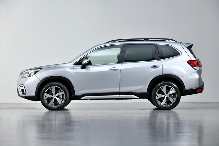 新型「フォレスター」のデザインは、従来モデル……というより、3代目以降のそれを色濃く受け継いだもの。それでも、ボディーサイドを飾るプレスラインなど、ディテールの違いにより、よりシャープでアカ抜けたイメージとなっている。