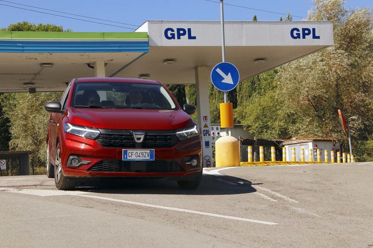 サンドロさんが「ロッソ・フュージョン」と名づけられた赤を選んだのは、唯一追加料金が不要な色だったため。