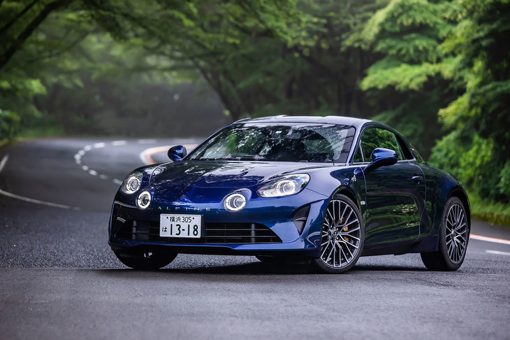 2022年1月に日本導入が発表された「アルピーヌA110」のマイナーチェンジモデル。ラインナップはエントリーグレードの「A110」、グランドツーリングを楽しむための新グレード「A110 GT」、そしてサーキット走行を見据えたハードコアな「A110 S」の3グレード展開となった。写真はA110 GTで、車両本体価格は893万円。