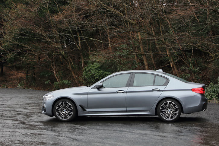 「540i」の燃費性能は、FR、4WDの「ｘDrive]ともにJC08モード計測で12.5km/リッターとなっている。