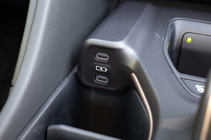 カップホルダーの前方には2つのUSBタイプCポートが備わっている。