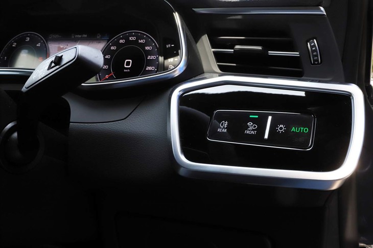 ステアリングホイールの右側には灯火類のタッチスイッチが用意されている。誤操作を防ぐためヘッドランプとフォグランプのボタンの間に出っ張りが設けられている。