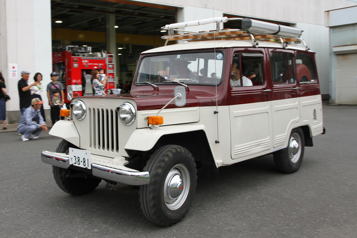 1970年「三菱ジープJ30-A」。ライセンス生産されていた三菱製ジープで最長のホイールベースを持つワゴンモデル。アイボリーとエンジの2トーンカラーは長年にわたるトレードマークとなり、基本的にこの姿のまま初代「パジェロ」登場後の1980年代半ばまでつくられた。