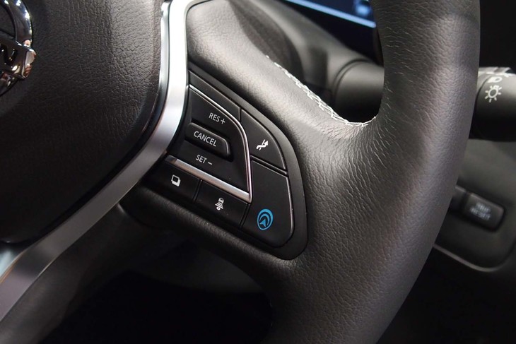 「ハイブリッド」モデルのステアリングホイール右に配置されている「プロパイロット2.0」のコントローラー。ブルーのスイッチが同機能のオン／オフスイッチ、その上が追い越し実行のスイッチ。