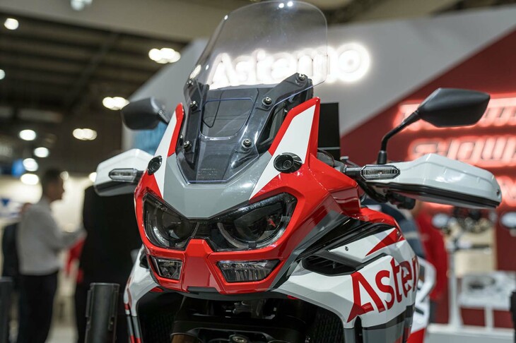 日立アステモは、2022年に引き続きステレオカメラを使ったADASシステムの改良版を発表。前回はカメラとADAS用ECUが一体となっていたが、ECUを別体化することで、ステレオカメラの搭載自由度が高まったという。車両メーカーと共同開発すれば、このデモ車両のように車体にカメラを内蔵させることも可能だ。