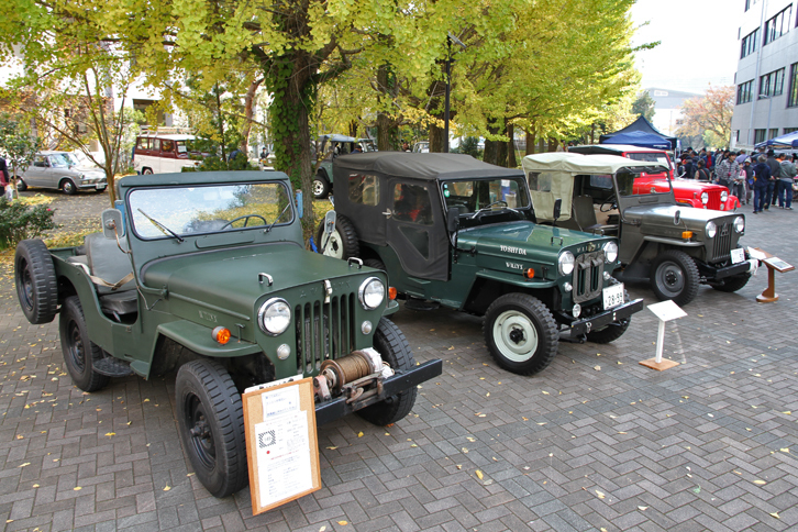 「ジープ」が並んでいたコーナー。左端は本家ウイリスとライセンス生産した三菱と双方のマークが並記された、左ハンドル仕様の1958年式。